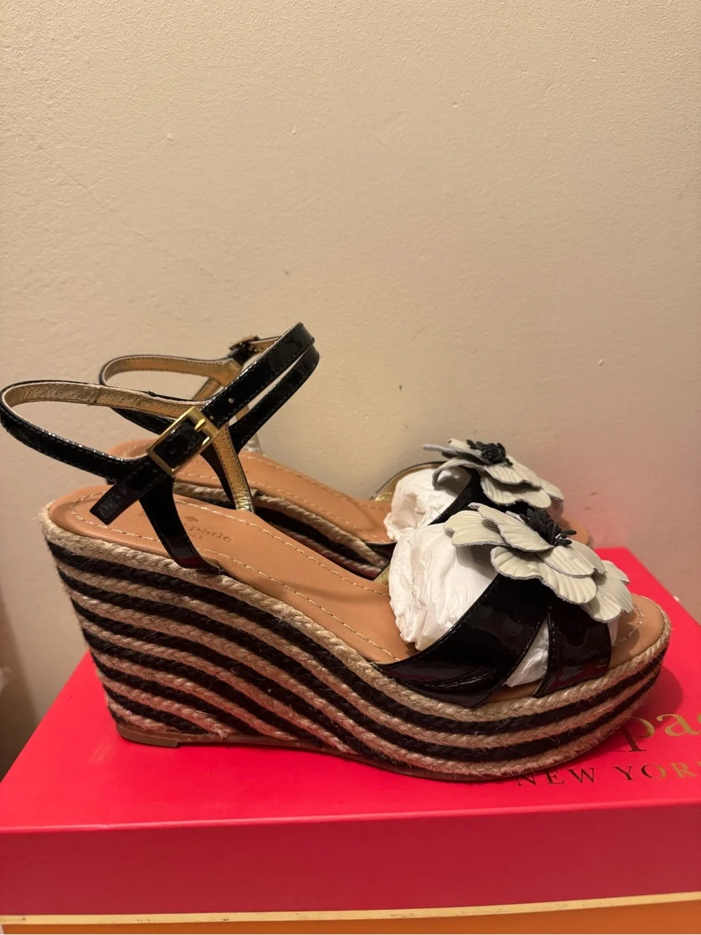 Vintage 2011 Kate Spade Darling Flower Wedge Espadrille Sandals Black Patent EUC